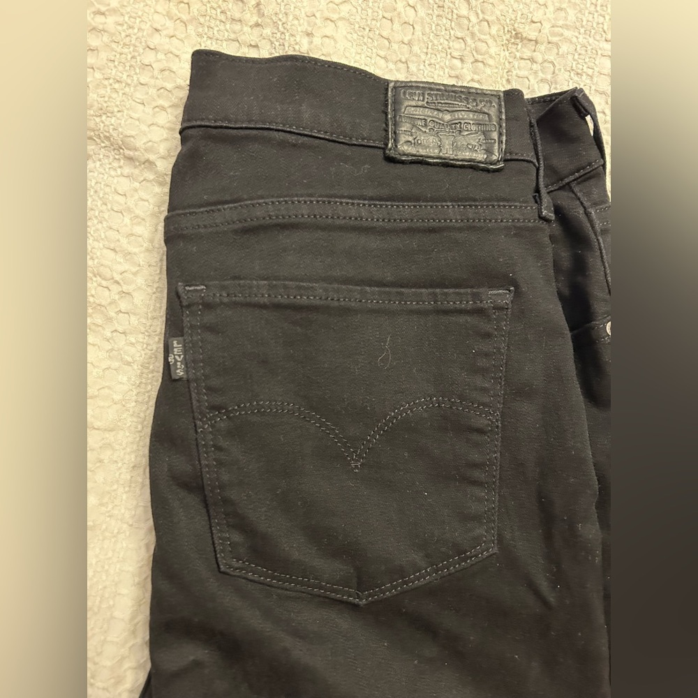 Women’s black cropped Levi jeans